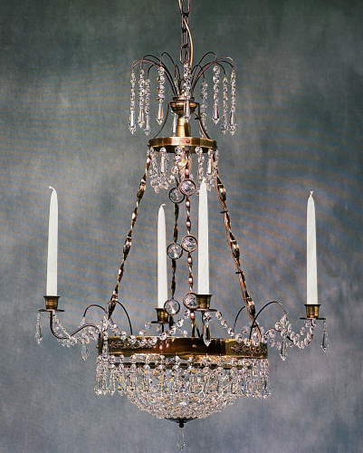 En härlig traditionell glittrande kristallkrona skapar en atmosfär, en taklampa för traditionellt hem.